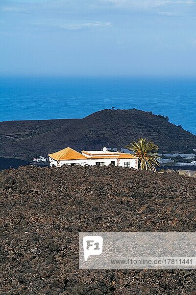Haus im Lavastrom  Vulkan Tajogaite vom Ausbruch 2021  El Pedregal  Insel La Palma  Kanarische Inseln  Spanien  Europa