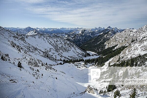 Einsames Bergtal  Blick auf Tannheimer Berge mit Gimpel und Rote Flüh  rechts Geierköpfe  Berge im Winter  Ammergauer Alpen  Bayern  Deutschland  Europa