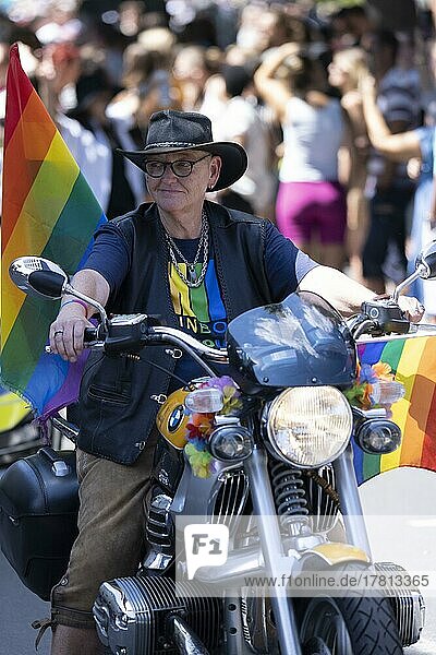 Homosexueller Mann auf einem Motorarrad mit Regenbogenfahnen auf der CSD Parade  Köln  Nordrhein-Westfalen  Deutschland  Europa