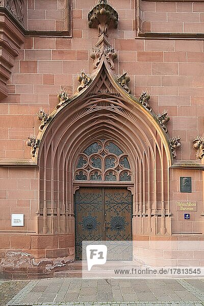 Portal mit Tympanon vom neugotischen Melanchthonhaus in Bretten  Kraichgau  Baden-Württemberg  Deutschland  Europa