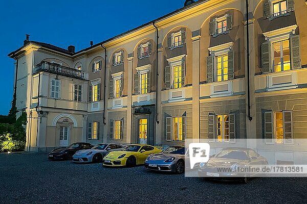 Nachtaufnahme von fünf Porsche Sportwagen in Repräsentanzhof von Hotel Villa Matilde aus 18. Jahrhundert während blaue Stunde  Romano Canavese  Piemont  Italien  Europa