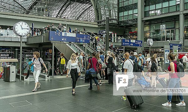 Hauptbahnhof Berlin  viele Reisende  Berlin  Deutschland  Europa