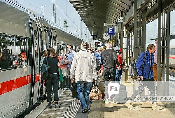 Passengers  platform  main station  Frankfurt am Main  Hesse  Germany  Europe