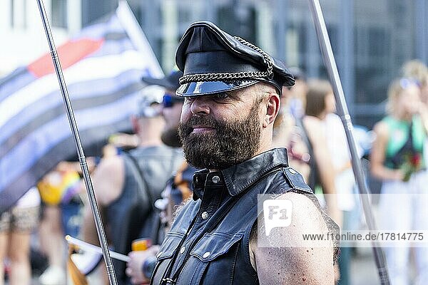 Homosexuelle Männer aus der SM Szene in martialischer Lederkleidung auf der CSD Parade  Köln  Nordrhein-Westfalen  Deutschland  Europa