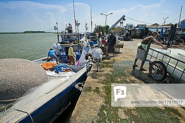 Small fishing pier on the Thu Bon River where a fishing boat is unloaded  Hoi An  Vietnam  Asia