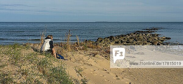 Urlauberin entspannt am Strand der Ostsee  Rügen  Mecklenburg-Vorpommern  Deutschland  Europa