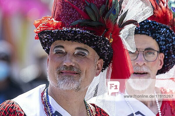 2 kostümierte und geschminkte Männer mit bunten Hüten auf der CSD Parade  Köln  Nordrhein-Westfalen  Deutschland  Europa