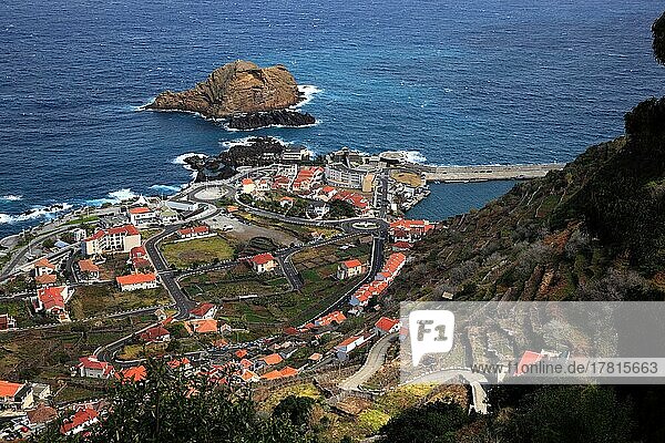 Blick auf den Ort Porto Moniz an der Nordwestkueste der Insel kleine vorgelagerte Insel Ilheu Mole