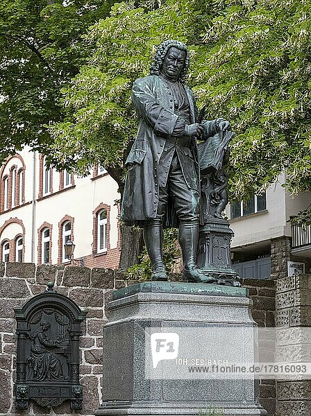 Denkmal von Johann Sebastian Bach (1685-1750) am Bachhaus  dem Geburtshaus des Komponisten und Musikers  Eisenach  Thüringen  Deutschland  Europa