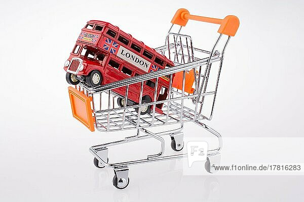 Modell eines Londoner Busses in einem Einkaufswagen