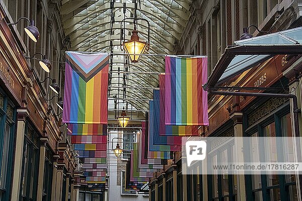 Regenbogenflaggen  Leadenhall Market  London  Großbritannien  Europa