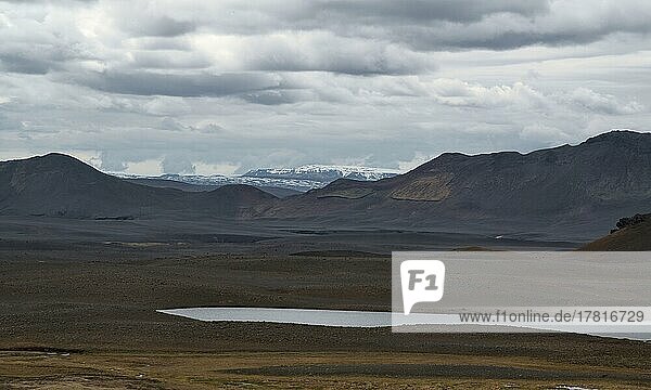 Karge Landschaft nördlich des einsam gelegenen Bauernhofs Möðrudalur  Island  Europa