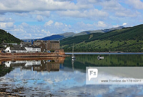Inveraray  Ortschaft in der schottischen Unitary Authority Argyll and Bute  liegt am Ufer des Meeresarmes Loch Fyne an der Einfahrt der Bucht Holy Loch  Schottland  Großbritannien  Europa