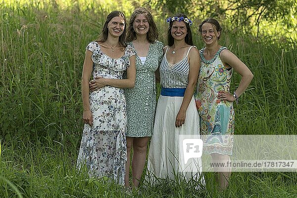 Vier junge  lachen Frauen in festlichen Kleidern  Mecklenburg-Vorpommern  Deutschland  Europa