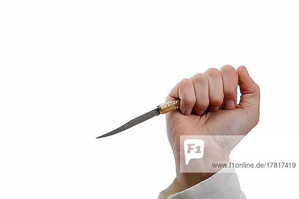 Hand hält ein Messer in der Hand auf einem weißen Hintergrund