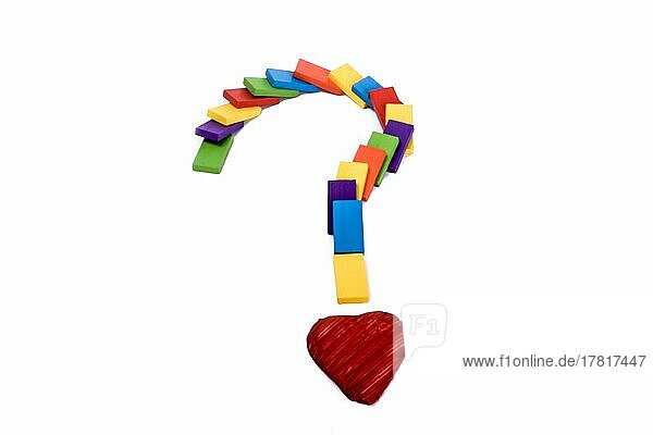 Fragezeichen mit farbigen Holz-Dominosteinen und einem Herz
