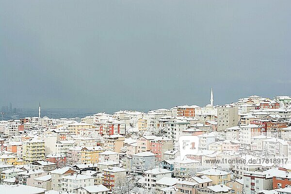 Ein winterlicher Blick auf die Stadt Istanbul mit weiß verschneiten Häusern
