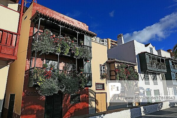 Typische Balkone  teils blumengeschmückt  an den Haeusern der Avenida Maritima der Stadt Santa Cruz de la Palma  La Palma  Kanarische Insel