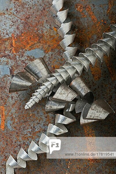 Spiralförmige Metallspäne liegen auf einer rostigen Metallplatte  Studioaufnahme