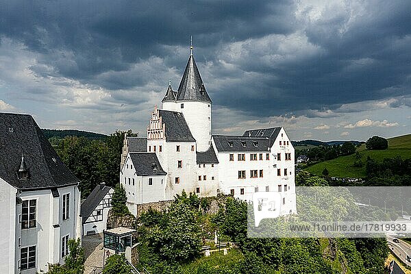 Luftaufnahme der St. -Georgen Kirche und des Schlosses  Unesco-Stätte Erzgebirge  Stadt Schwarzenberg  Sachsen  Deutschland  Europa