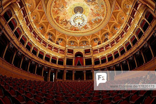 Oper  Theaterraum  Decke  Luster  Innenansicht  VI. Budapester Bezirk  Budapest  Ungarn  Europa