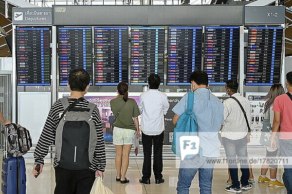 Anzeigetafel Flugverbindungen Abflüge  Passagiere  Bangkok  Thailand  Asien