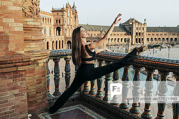 Balletttänzerin tanzt auf historischem Balkon