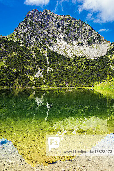 Germany  Bavaria  Scenic view of Unterer Gaisalpsee lake and Rubihorn mountain in summer