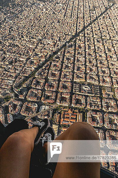 Spanien  Katalonien  Barcelona  ??Persönliche Perspektive einer jungen Frau  die mit einem Hubschrauber über einem dicht besiedelten Wohnviertel fliegt