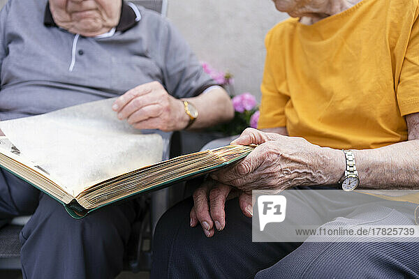 Ältere Frau und Mann betrachten Fotoalbum
