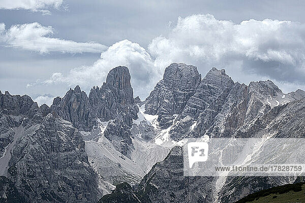 Cristallo Berg mit ein wenig Schnee und ein Himmel mit einigen Wolken  Dolomiten  Veneto  Italien  Europa