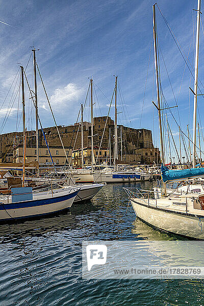 Kleiner Hafen mit Booten vor dem Castel dell'Ovo  Neapel  Kampanien  Italien  Europa