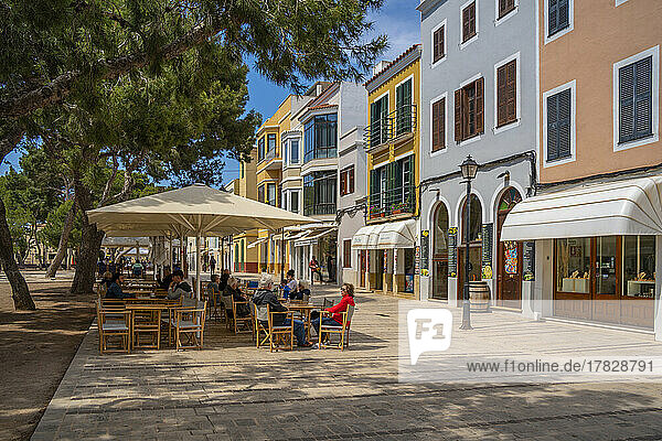 Blick auf Cafés am Placa de Senplaxada  Ciutadella  Menorca  Balearen  Spanien  Mittelmeer  Europa