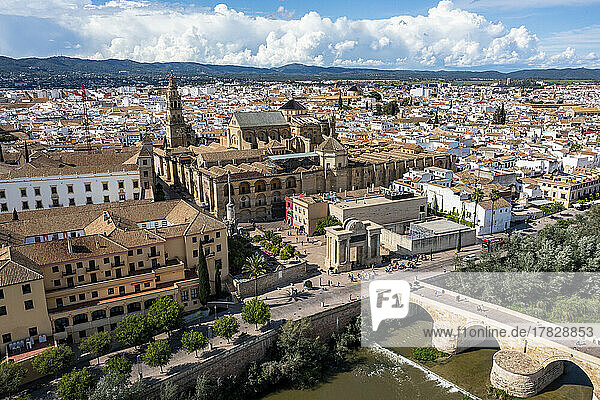 Luftaufnahme der historischen römischen Brücke und der Mezquita  UNESCO-Weltkulturerbe  Cordoba  Andalusien  Spanien  Europa