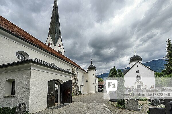 Pfarrkirche St. Verena und Wallfahrtskapelle »Unser Lieben Frau von den sieben Schmerzen« Fischen  Allgäu  Bayern  Deutschland  Europa