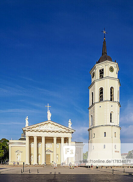 Kathedrale Basilika St. Stanislaus und St. Ladislaus und Glockenturm  Altstadt  UNESCO-Weltkulturerbe  Vilnius  Litauen  Europa