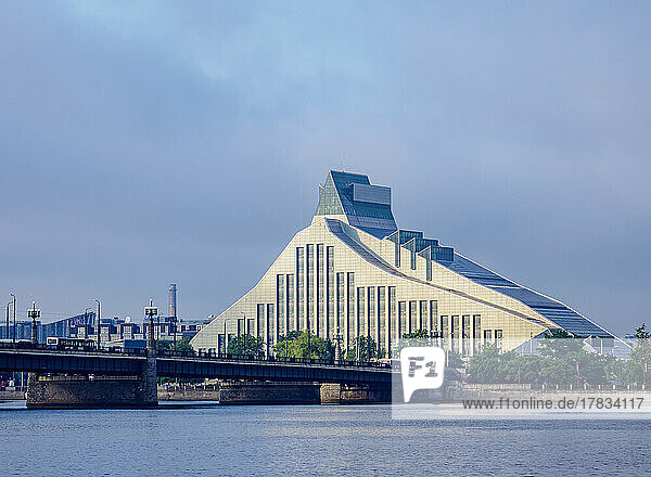 Blick über den Fluss Daugava auf die Nationalbibliothek von Lettland  Riga  Lettland  Europa