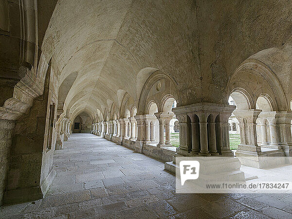 Langer Korridor des Kreuzgangs der Abtei von Fontenay  UNESCO-Weltkulturerbe  Marmagne  Cote-d'Or  Frankreich  Europa