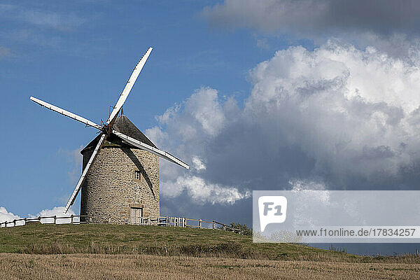 Windmühle auf einem Hügel mit blauem Himmel mit weißen Wolken  Normandie  Frankreich  Europa