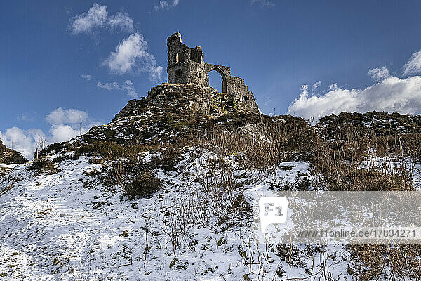 Mow Cop Castle in winter  Mow Cop  Cheshire and Staffordshire border  England  United Kingdom  Europe
