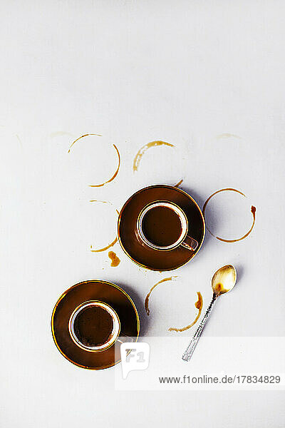 Espresso und Abdruck von Kaffeetassen
