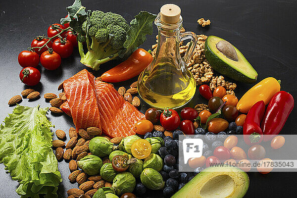 Frisches Gemüse  Salat  Obst  Lachs  Nüsse  Heidelbeeren und Olivenöl