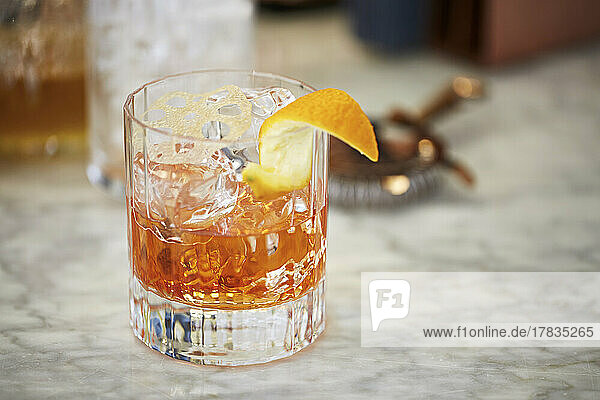 Whisky-Cocktail  garniert mit Orange