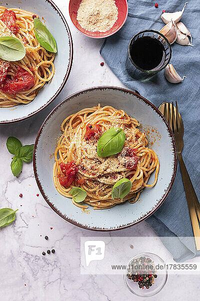 Spaghetti al Pomodoro  getoppt mit Würzhefeflocken und Basilikum  vegan
