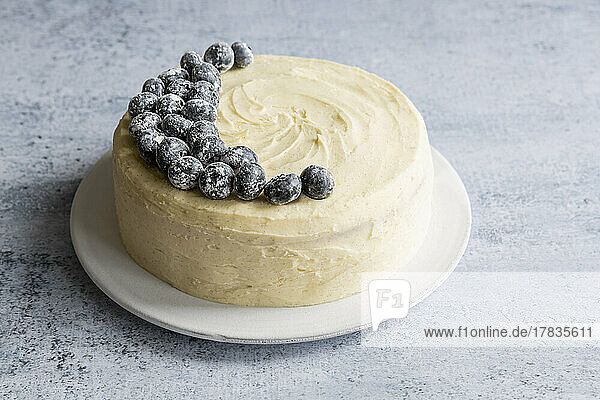 Heidelbeer-Zitronen-Kuchen mit Vanille-Frosting