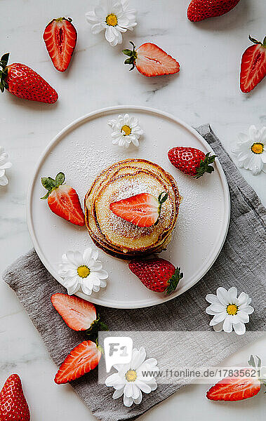 Pancakes mit Erdbeeren und Puderzucker