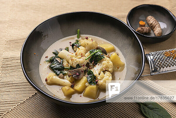 Veganes Blumenkohl-Curry mit Kartoffeln  Pilzen und Spinat