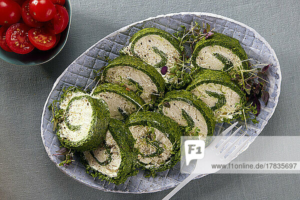 Hearty spinach roulade with cream cheese