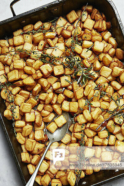 Gewürfelte Bratkartoffeln mit Rosmarin und Salz aus dem Ofen