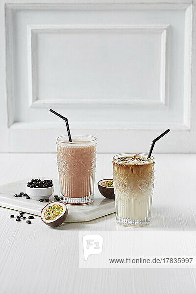 Passionsfrucht-Drink und Eiskaffee in Gläsern